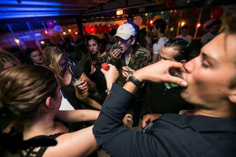 4-Hour Shanghai Pub Crawl (bars & nightclub hopping) - Group Mix, Tony (and Mao) Energy, and Why the Photos Matter