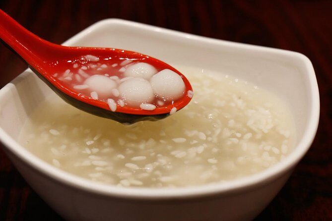Authentic Local Food Tour in Central Shanghai - Stop 1 in Xintiandi: soup dumplings and the real broth test