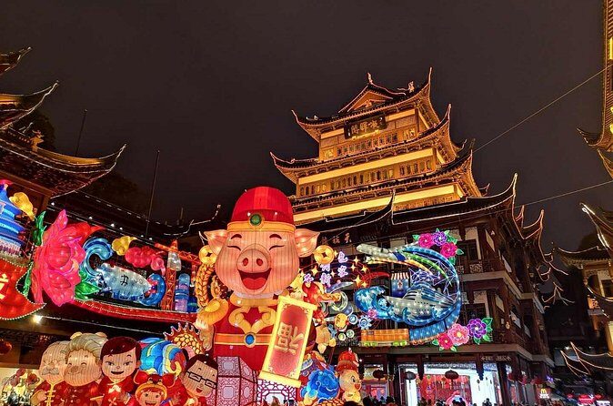 Private Evening Tour: VIP Huangpu River Cruise and Shanghai Lights - Pudong Lujiazui and the skyline contrast: seeing the future across the river