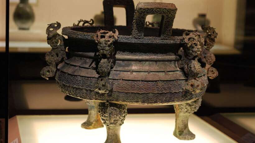Shanghai: Private Tour of the Shanghai Museum - Ceramics Gallery: how Ming and Qing porcelain became a visual language