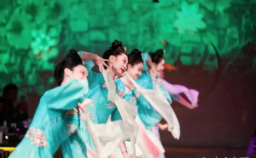 Shanghai: Royal Banquet with Chinese Cultural Performance - Traditional Performance: Music and Dance You’ll Feel Even Without Perfect Translation