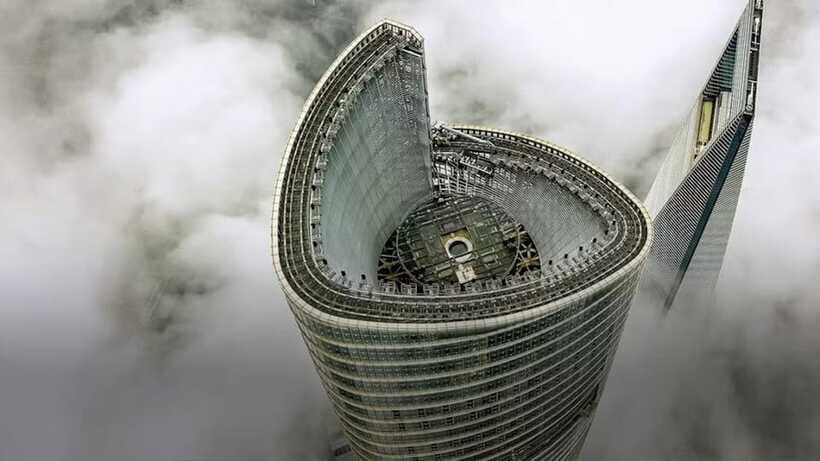 Shanghai Tower: Observation Deck Admission Ticket - Day vs night: timing your photos and your mood