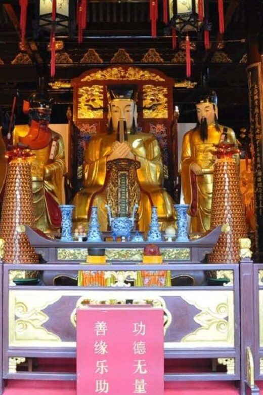 Shanghai: Yu Garden and City God Temple Walking Tour - Yu Garden Old Street: crafts, tiny shops, and learning to bargain