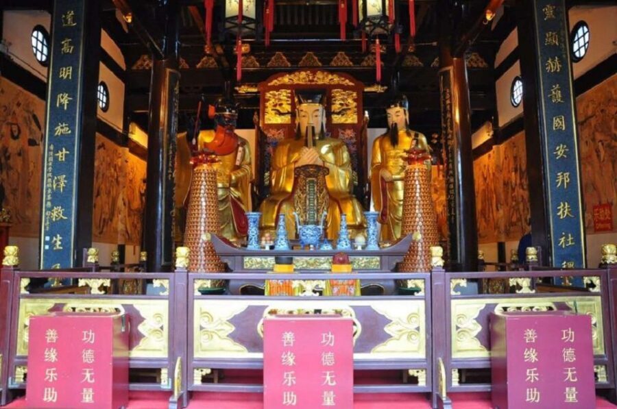 Shanghai: Yu Garden and City God Temple Walking Tour - City God Temple: why prayers create a whole neighborhood