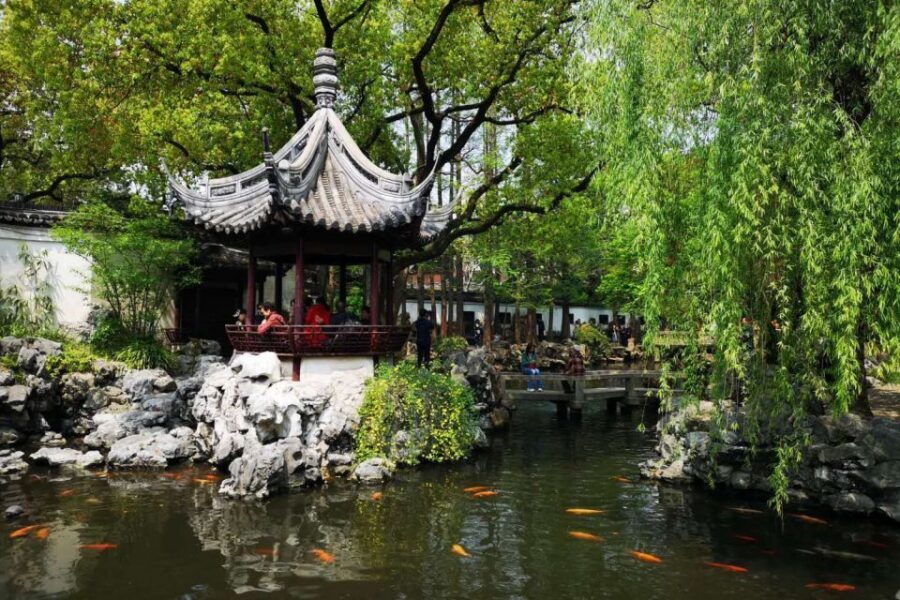 Shanghai: Yu Garden and City God Temple Walking Tour - Tea tasting and optional xiaolongbao: turning food into context