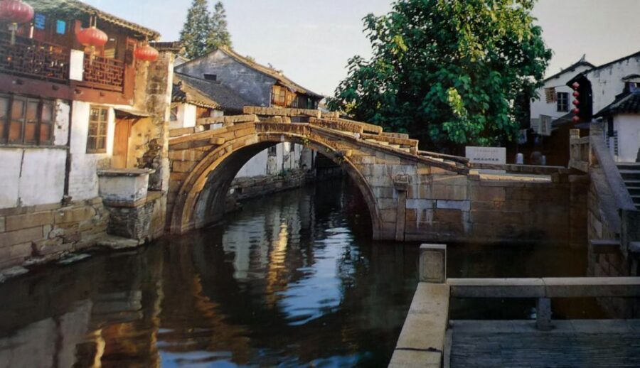 Su Zhou and Zhou Zhuang Water Village Day Tour - Zhouzhuang Arrival: A Water Town Designed for Slow Looks (Even When the Schedule Isn’t)